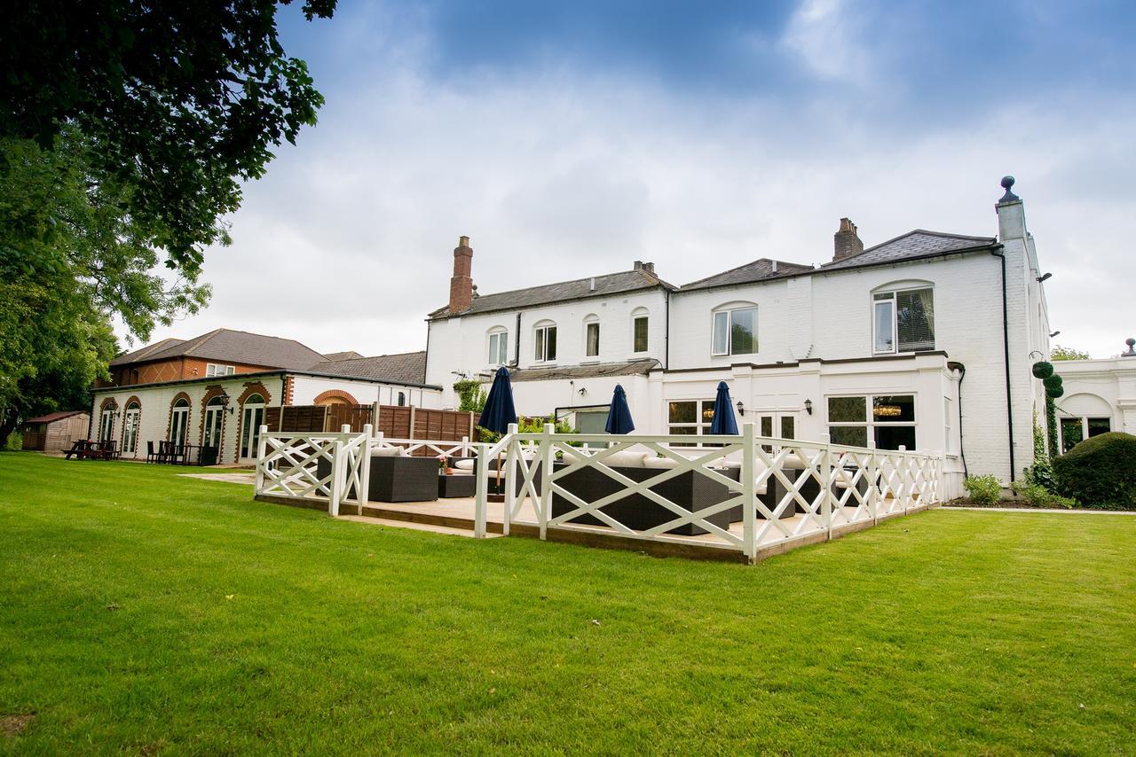 Worldhotels Distinctive Woughton House Hotel Milton Keynes Exterior photo