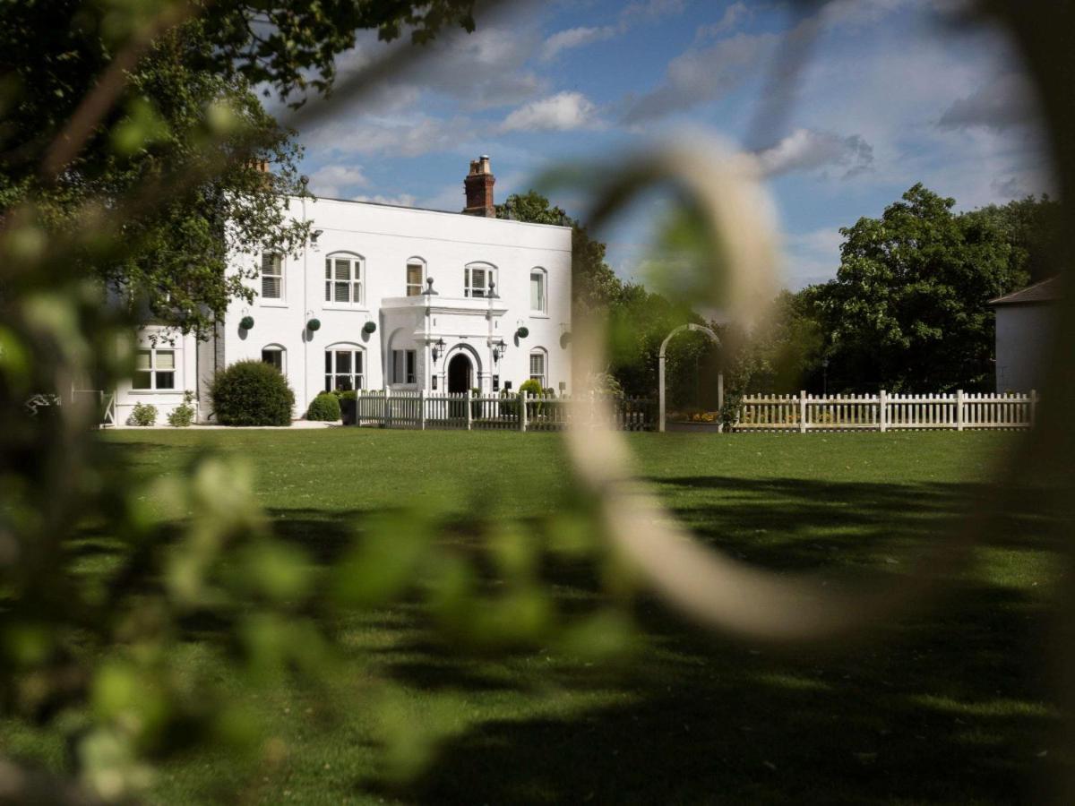 Worldhotels Distinctive Woughton House Hotel Milton Keynes Exterior photo